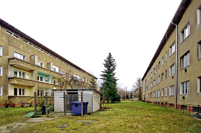 Robert Conrad: »Block 1 und 2 von Süden gesehen, vor der Sanierung, Bilddokumentation für den Bauträger«, Bild aus der Serie »Sanierung einer Wohnsiedlung in Berlin Weißensee, DE«