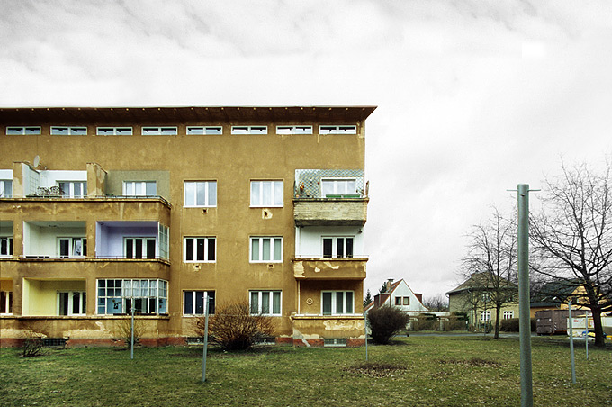 Robert Conrad: »Block 1, nördlicher Abschnitt, von Osten gesehen, vor der Sanierung, Bilddokumentation für den Bauträger«, Bild aus der Serie »Sanierung einer Wohnsiedlung in Berlin Weißensee, DE«