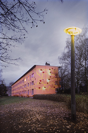 Robert Conrad: »Block 4, beleuchtete Fassaden, von Südwesten gesehen, nach der Sanierung, Kunst am Bau: Sergej Dott, Berlin, Bilddokumentation für den Bauträger«, Bild aus der Serie »Sanierung einer Wohnsiedlung in Berlin Weißensee, DE«