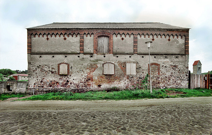 Robert Conrad: »Fassade zur Dorfstraße, Blick von Nordosten, Bilddokumentation für den Eigentümer«, Bild aus der Serie »Stallgebäude, Gut Metzelthin, Land Brandenburg, DE«