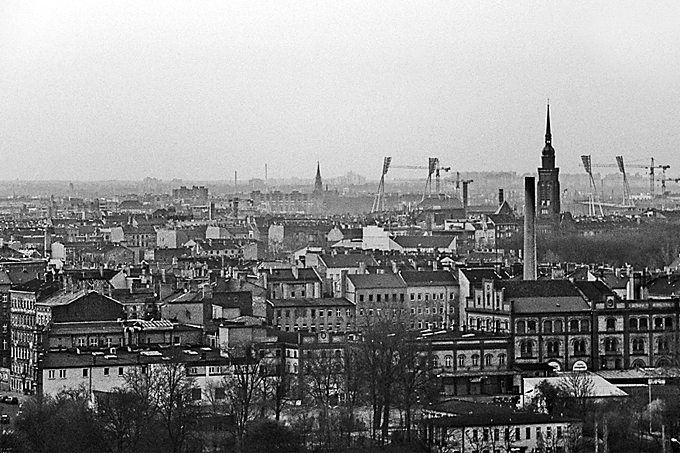 Robert Conrad: »Ein Gründerzeitbezirk vor seiner Sanierung und dem Beginn der Gentrifikation:
Panorama mit ehemaliger Brauerei Bötzow und Segenskirche«, Bild aus der Serie »Berlin Prenzlauer Berg, DE«