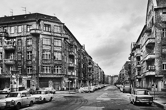 Robert Conrad: »Ein Gründerzeitbezirk vor seiner Sanierung und dem Beginn der Gentrifikation:
Senefelder Straße«, Bild aus der Serie »Berlin Prenzlauer Berg, DE«