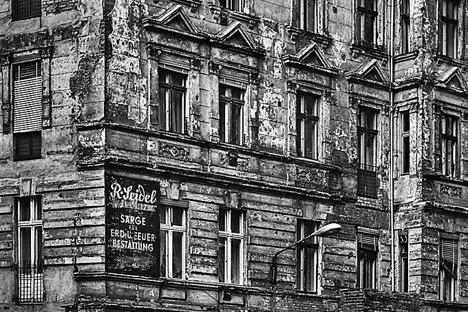 Robert Conrad: »Ein Gründerzeitbezirk vor seiner Sanierung und dem Beginn der Gentrifikation:
Greifenhagener Straße«, Bild aus der Serie »Berlin Prenzlauer Berg, DE«