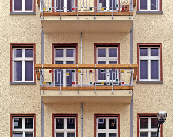 Robert Conrad: »Straßenfassade, Detail, Blick von Westen, Bilddokumentation für den Eigentümer«, Bild aus der Serie »Wohnhaus nach der Sanierung, Berlin Friedrichshain, DE«