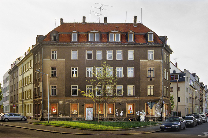 Robert Conrad: »Straßenfassade vor der Sanierung, Blick von Südosten, Bilddokumentation für das Planungsbüro«, Bild aus der Serie »Sanierung eines Wohnhauses in Leipzig Plagwitz, DE«