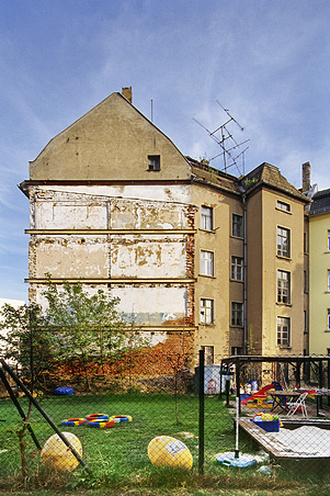 Robert Conrad: »Brandwand und Hoffassade vor der Sanierung, Blick von Nordosten, Bilddokumentation für das Planungsbüro«, Bild aus der Serie »Sanierung eines Wohnhauses in Leipzig Plagwitz, DE«