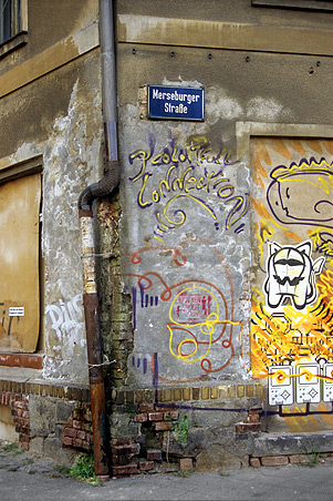 Robert Conrad: »Straßenfassade, Detail, vor der Sanierung, Blick von Osten, Bilddokumentation für das Planungsbüro«, Bild aus der Serie »Sanierung eines Wohnhauses in Leipzig Plagwitz, DE«