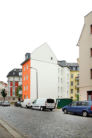 Robert Conrad: »Brandwand und Hoffassade vor der Sanierung, Blick von Nordosten, Bilddokumentation für das Planungsbüro«, Bild aus der Serie »Sanierung eines Wohnhauses in Leipzig Plagwitz, DE«