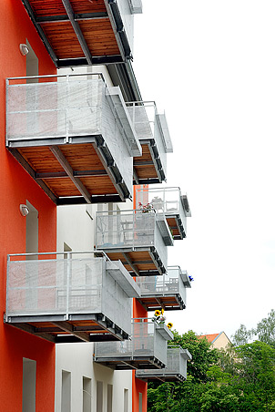 Robert Conrad: »Straßenfassade nach der Sanierung, Balkonanlage, Blick von Süden, Bilddokumentation für das Planungsbüro«, Bild aus der Serie »Sanierung eines Wohnhauses in Leipzig Plagwitz, DE«