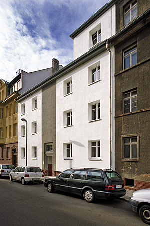 Robert Conrad: »Straßenfassade, erster Sanierungsabschnitt, Blick von Osten, Bilddokumentation für das Planungsbüro«, Bild aus der Serie »Sanierung eines Wohnhauses in Leipzig Altlindenau, DE«