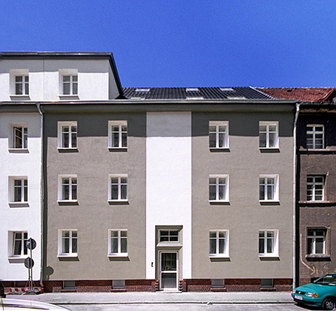 Robert Conrad: »Straßenfassade, zweiter Sanierungsabschnitt, Blick von Südosten, Bilddokumentation für das Planungsbüro«, Bild aus der Serie »Sanierung eines Wohnhauses in Leipzig Altlindenau, DE«