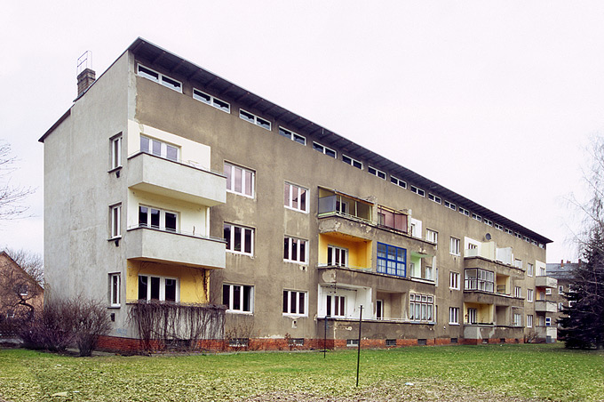 Robert Conrad: »Block 3 von Südosten gesehen, vor der Sanierung, Bilddokumentation für den Bauträger«, Bild aus der Serie »Sanierung einer Wohnsiedlung in Berlin Weißensee, DE«