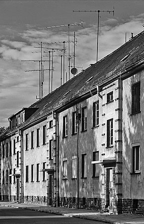 Robert Conrad: »Wohnblock an der Waldstraße von Südwesten, Eingänge mit Vordächern, Bilddokumentation für das Landesamt für Denkmalpflege Sachsen«, Bild aus der Serie »Lufthansa-Siedlung, 
Schkeuditz-Modelwitz, DE«