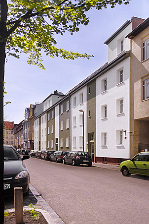 Robert Conrad: »Straßenfassade, dritter Sanierungsabschnitt, Blick von Osten, Bilddokumentation für das Planungsbüro«, Bild aus der Serie »Sanierung eines Wohnhauses in Leipzig Altlindenau, DE«