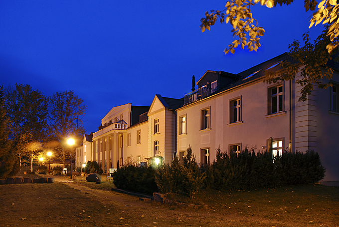 Robert Conrad: »Ehemaliges Kasernengebäude nach Umbau zur Wohnanlage, Hauptfassade mit neuem, frei entworfenem Frontispiz und Säulenvorbau, im Vordergrund historischer Treppenhausrisalit, Blick von Südosten, Bilddokumentation für die Entwicklungsgesellschaft«, Bild aus der Serie »Wohnanlage in Fürstenberg, 
Land Brandenburg, DE,«