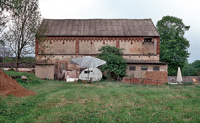 Robert Conrad: »Fassade zum Grundstück, Blick von Südwesten, Bilddokumentation für den Eigentümer«, Bild aus der Serie »Stallgebäude, Gut Metzelthin, Land Brandenburg, DE«