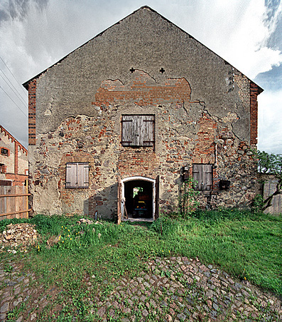 Robert Conrad: »Im späten 19. Jahrhundert aufgemauerter Giebel, Blick von Nordwesten, Bilddokumentation für den Eigentümer«, Bild aus der Serie »Stallgebäude, Gut Metzelthin, Land Brandenburg, DE«