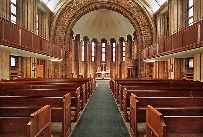 Robert Conrad: »Kirchenschiff mit Tonnengewölbe und Triumphbogen, dahinter Altarraum und Apsis, Bilddokumentation für den Lukas-Verlag, Berlin«, Bild aus der Serie »Martin-Luther-Gedächtniskirche, Berlin Mariendorf, DE«