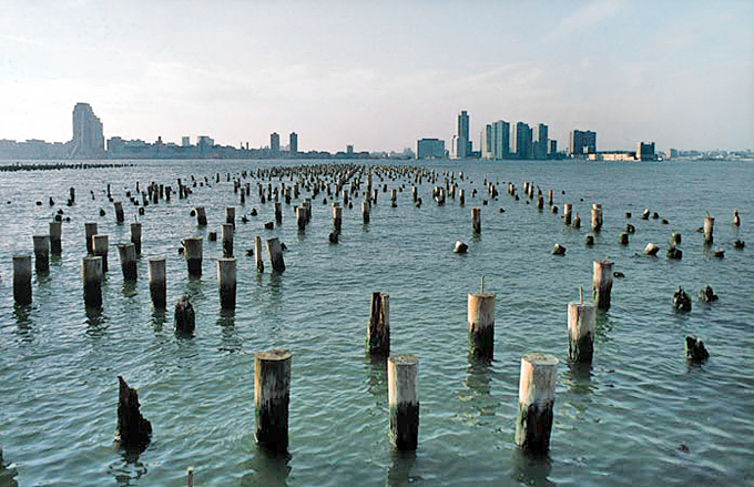 Robert Conrad: »Die einstiegen Hauptumschlagplätze des New Yorker Personen- und Güterverkehrs im Stadium ihres Verschwindens: Blick über das ehemalige Pier Nr. 32 in Richtung Westen nach New Jersey, New York City, USA«, Bild aus der Serie »Hudson River Piers, USA«