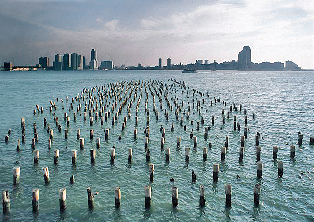 Robert Conrad: »Die einstiegen Hauptumschlagplätze des New Yorker Personen- und Güterverkehrs im Stadium ihres Verschwindens: Blick über das ehemalige Pier Nr. 34 in Richtung Westen nach New Jersey, New York City, USA«, Bild aus der Serie »Hudson River Piers, USA«