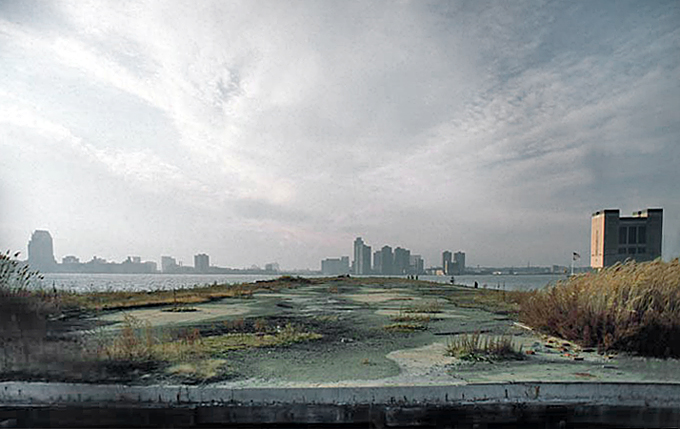 Robert Conrad: »Die einstiegen Hauptumschlagplätze des New Yorker Personen- und Güterverkehrs im Stadium ihres Verschwindens: Verlassenes Pier am Holland Tunnel, New York City, USA«, Bild aus der Serie »Hudson River Piers, USA«