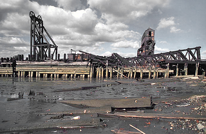 Robert Conrad: »Die einstigen Hauptumschlagplätze des New Yorker Personen- und Güterverkehrs im Stadium ihres Verschwindens: Blick auf die Ruinen der Piers Höhe 68th Street in Richtung Norden, New York City,  USA«, Bild aus der Serie »Hudson River Piers, USA«