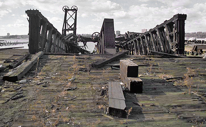 Robert Conrad: »Die einstigen Hauptumschlagplätze des New Yorker Personen- und Güterverkehrs im Stadium ihres Verschwindens: Anleger Höhe 68th Street mit Resten alter Seilwinden, New York City, USA«, Bild aus der Serie »Hudson River Piers, USA«