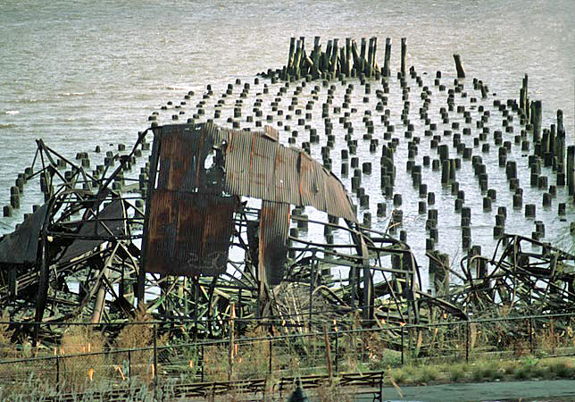 Robert Conrad: »Die einstigen Hauptumschlagplätze des New Yorker Personen- und Güterverkehrs im Stadium ihres Verschwindens: Reste eines Piers südlich des Riverside Parks, New York City, USA«, Bild aus der Serie »Hudson River Piers, USA«