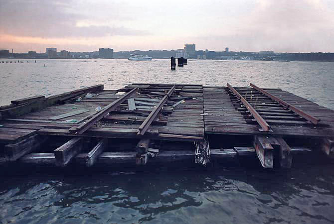 Robert Conrad: »Die einstigen Hauptumschlagplätze des New Yorker Personen- und Güterverkehrs im Stadium ihres Verschwindens: Verlassener Frachtumschlagplatz mit Blick in Richtung Westen nach New Jersey, New York City, USA«, Bild aus der Serie »Hudson River Piers, USA«